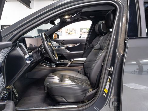 Used 2023 BMW 760i xDrive image 5
