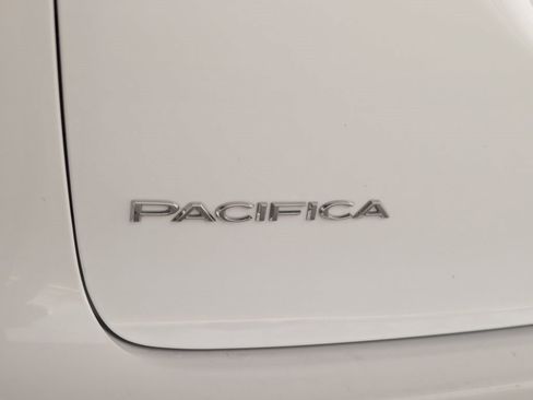 Used 2024 Chrysler Pacifica Touring-L image 33
