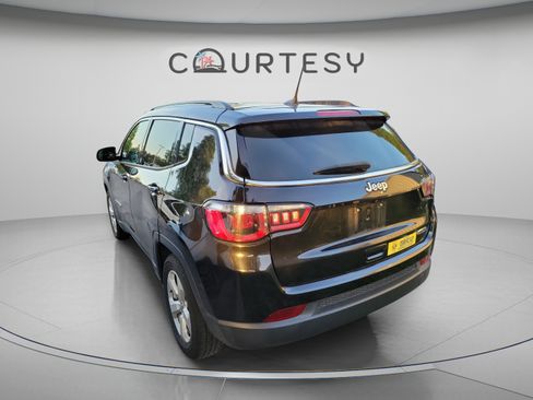 Used 2021 Jeep Compass Latitude FWD image 2