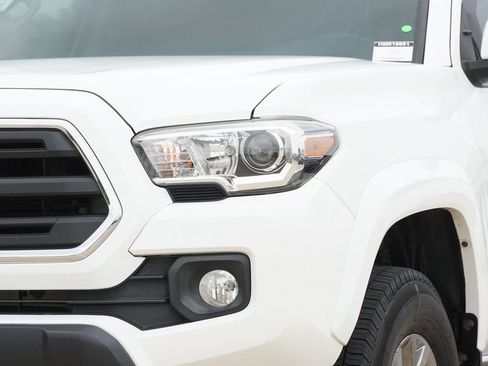 Used 2017 Toyota Tacoma SR5 w/ Tow Package image 5