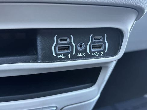 Used 2023 Chrysler Pacifica Touring-L image 17