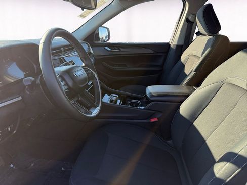 Used 2023 Jeep Grand Cherokee L Laredo image 9