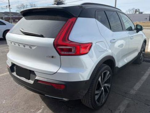 Used 2019 Volvo XC40 T5 R-Design image 3