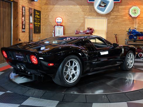 Used 2006 Ford GT image 12