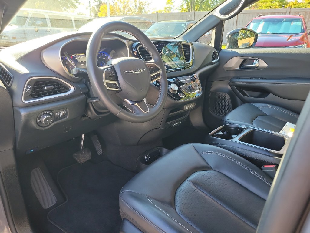 Used 2025 Chrysler Pacifica Select FWD image 26