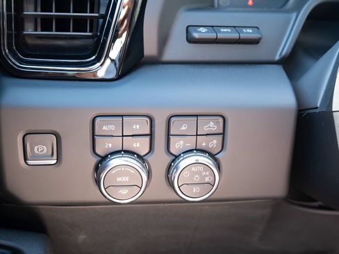 Used 2024 GMC Sierra 1500 AT4 w/ Technology Package AWD/4WD image 10