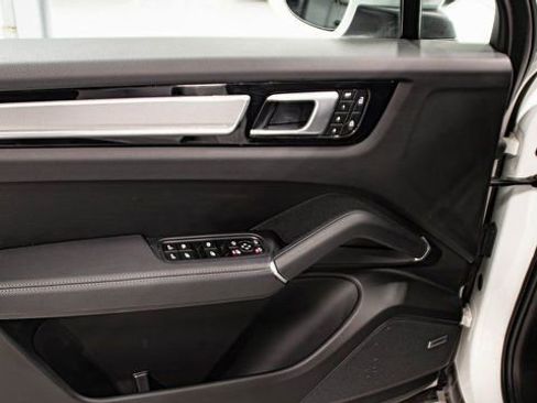 Used 2023 Porsche Cayenne S Platinum image 13
