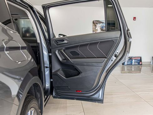 Used 2022 Volkswagen Tiguan SE AWD/4WD image 38