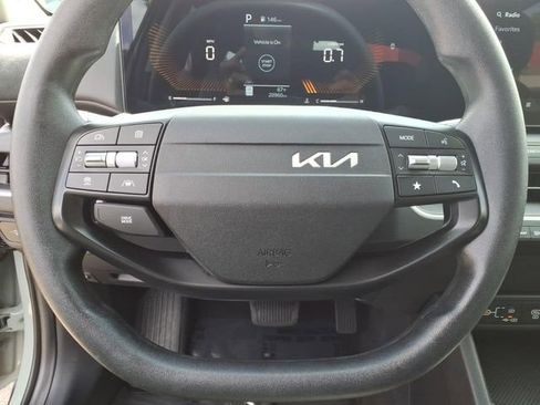 Used 2025 Kia K4 LXS image 17