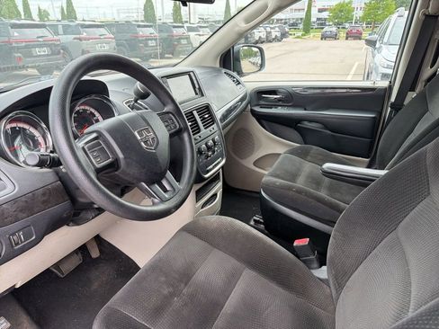 Used 2018 Dodge Grand Caravan SE FWD image 4