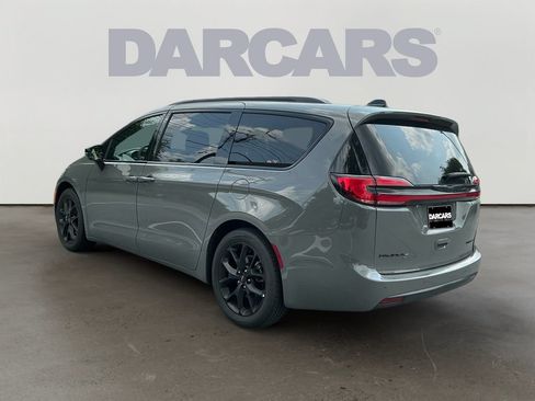 Used 2025 Chrysler Pacifica Limited FWD image 5