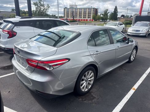 Used 2018 Toyota Camry LE FWD image 4