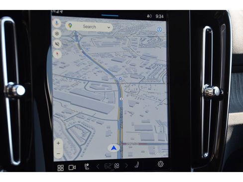 Certified 2025 Volvo XC40 B5 Plus w/ Protection Package Premier image 21