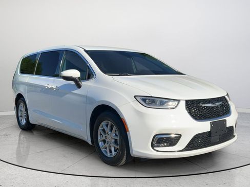Used 2023 Chrysler Pacifica Touring-L image 1