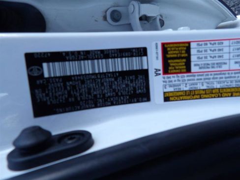 Used 2021 Toyota Avalon XLE w/ Moonroof Package image 3