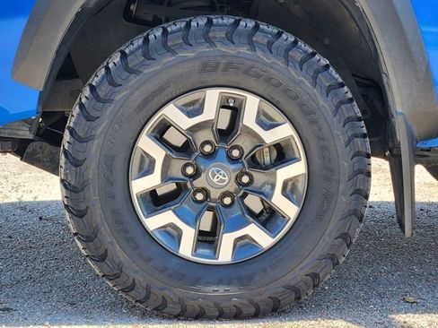 Used 2020 Toyota Tacoma TRD Off-Road w/ TRD Premium Off Road Package AWD/4WD image 9