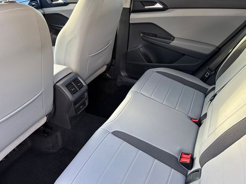 Used 2022 Volkswagen Taos SE image 12