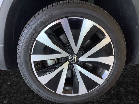 Used 2024 Volkswagen Taos SE image 25