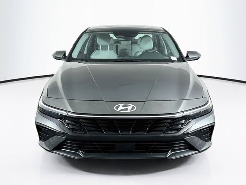 Used 2025 Hyundai Elantra Limited FWD image 2