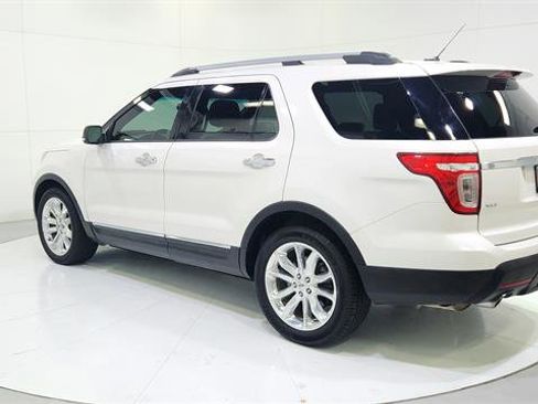 Used 2015 Ford Explorer XLT w/ Equipment Group 202A image 6