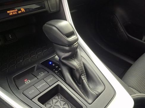 Used 2020 Toyota RAV4 LE FWD image 16