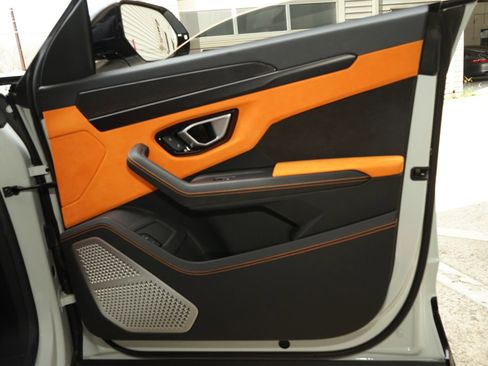 Used 2021 Lamborghini Urus image 24