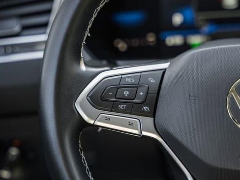 Used 2022 Volkswagen Tiguan SE w/ Panoramic Sunroof Package image 28