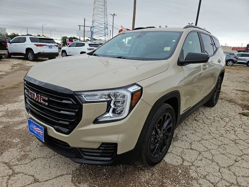 Used 2023 GMC Terrain SLE w/ Driver Convenience Package FWD image 4