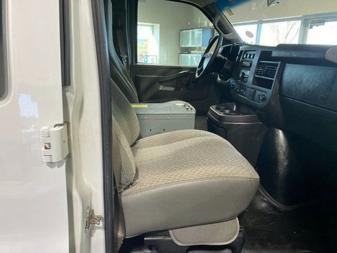 Used 2018 GMC Savana 3500 image 18