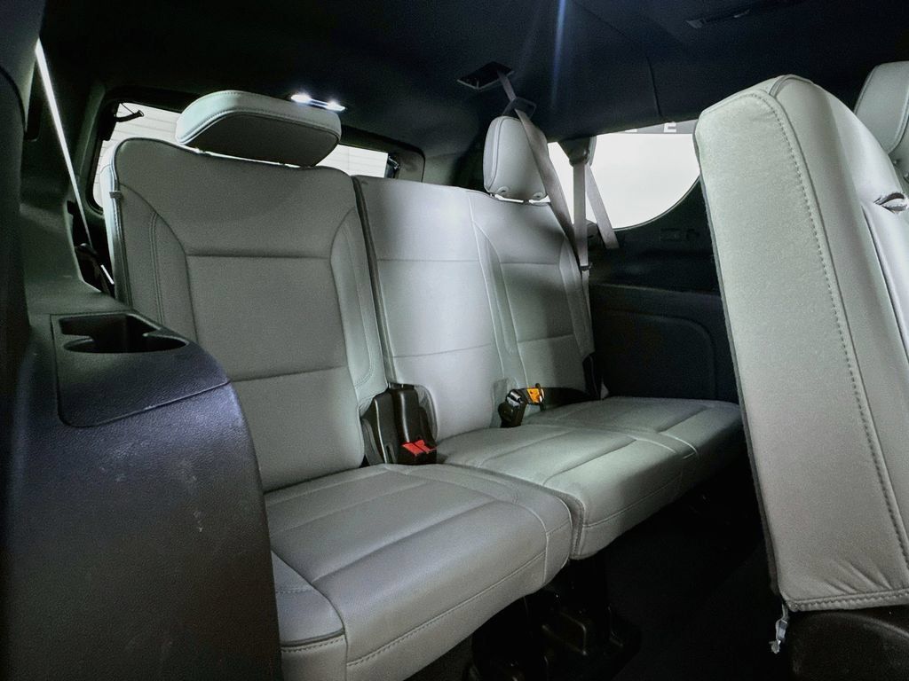 Used 2022 GMC Yukon XL SLT w/ SLT Luxury Package AWD/4WD image 29