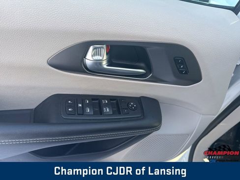 Used 2024 Chrysler Pacifica Touring-L image 20