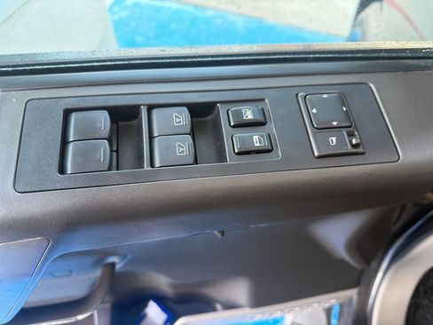 Used 2004 Nissan Titan SE image 18