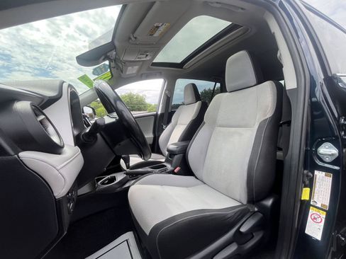 Used 2018 Toyota RAV4 XLE FWD image 6
