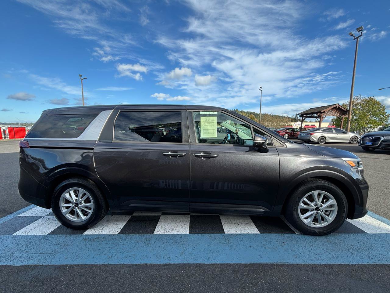 Used 2023 Kia Carnival LX FWD image 6