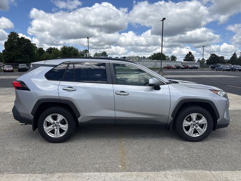 Used 2019 Toyota RAV4 XLE w/ Convenience Package FWD image 3