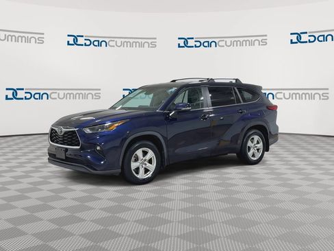 Used 2023 Toyota Highlander LE FWD image 4