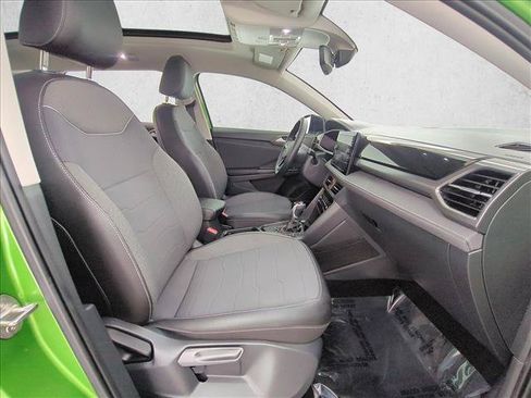 Used 2025 Volkswagen Taos SE FWD image 25