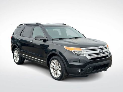 Used 2015 Ford Explorer XLT w/ Equipment Group 202B image 2