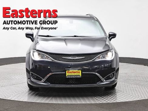 Used 2020 Chrysler Pacifica Touring-L FWD image 2