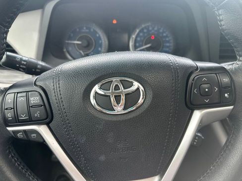 Used 2015 Toyota Sienna XLE Premium FWD image 11