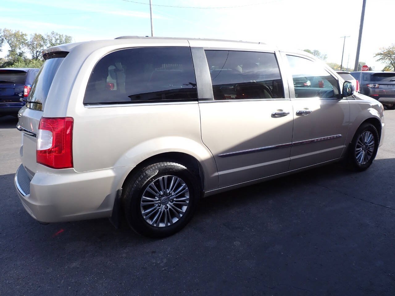 Used 2014 Chrysler Town & Country Touring-L w/ Driver Convenience Group FWD image 6