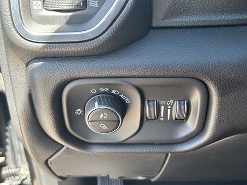 Used 2025 RAM 2500 Laramie AWD/4WD image 33