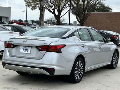 Used 2024 Nissan Altima 2.5 SV image 4