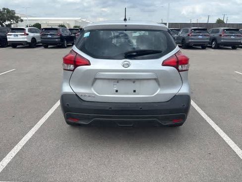 Used 2020 Nissan Kicks S image 4