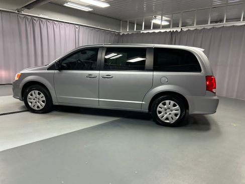 Used 2018 Dodge Grand Caravan SE w/ UConnect Hands-Free Group image 4