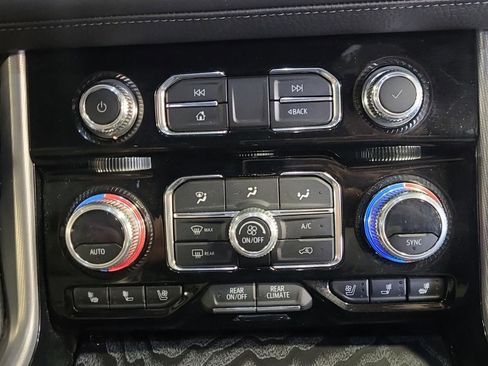 Used 2023 GMC Yukon XL Denali image 17
