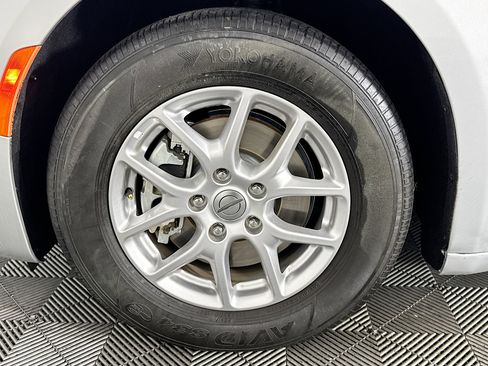 Used 2024 Chrysler Pacifica Touring-L FWD image 37
