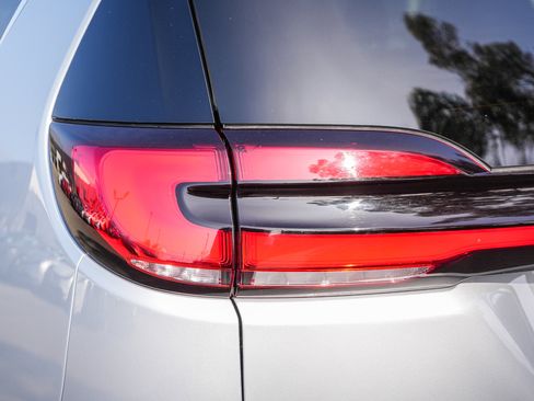 Used 2024 Chrysler Pacifica Touring-L image 9