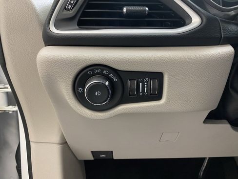 Used 2022 Chrysler Pacifica Touring-L image 26