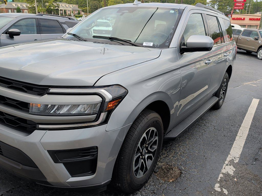 Used 2024 Ford Expedition XLT RWD image 3